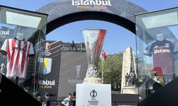 İlhan Mansız, UEFA Avrupa Ligi kupasını Beşiktaş Meydanı’na getirdi