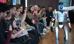 Türkiye’nin ilk nüfusa kayıtlı robotu gençlere cv eğitimi verdi