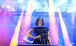 Zeynep Bastık sahneyi salladı