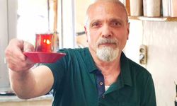 Çay demlerken şiir yazıyor