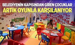 Belediyenin kapısından giren çocuklar artık oyunla karşılanıyor