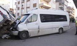 Tarım işçilerini taşıyan iki minibüs çarpıştı: 5 yaralı