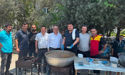 Başkan Orpak mahalle sakinlerinin aşure sofrasına katıldı