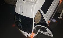 Kontrolden çıkan yolcu minibüsü dereye uçtu