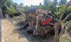 Bahçeye devrilen iş makinesinin sürücüsü hayatını kaybetti