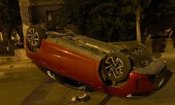Refüje çarpan otomobil ters döndü