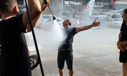 Sıcaktan bunalan vatandaş soluğu oto yıkamacıda aldı