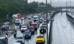 İstanbul’da etkili olan sağanak yağış trafikte yoğunluğa neden oldu