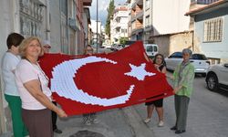 İlmek ilmek dev Türk bayrağı ördüler