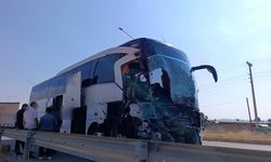 Yolcu otobüsü kamyonete çarptı