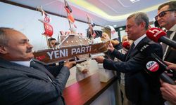 Özgür Özel, YENİ Parti Genel Merkezi’nde fidan dikti