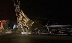 Dorsesi açık unutulan tır levhalara çarparak devrildi