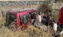 Menteşe'de ticari araç dere yatağına uçtu: 2 yaralı