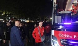 A Milli Futbol Takımı’nı otel önünde yüzlerce taraftar karşıladı