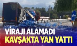 Virajı alamayan su yüklü tır devrildi