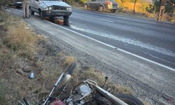 Feci kaza! Yol kenarında bekleyen motosiklet sürücüsü canından oldu