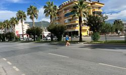 Parçalanan otomobilden yürüyerek indi