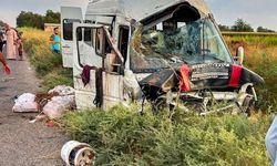 Şanlıurfa’da işçileri taşıyan servis tahliye kanalına devrildi: 15 yaralı