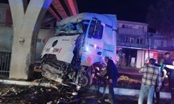 Tır üst geçide çarptı: 1 yaralı