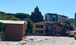 Aliağa'da 54 yıllık ortaokul binası yenilenmek üzere yıkıldı