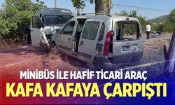 Honaz'da Minibüs ile Hafif Ticari Araç Çarpıştı: 2 Ağır Yaralı
