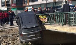 3 aracın karıştığı kazada araçlardan biri dereye uçtu