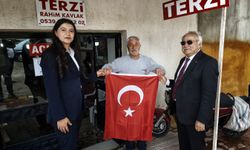 Baklan’da esnafa Türk bayrağı dağıtıldı