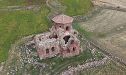 Taşları kızıl, adı kızıl olan kilise bin 500 yıldır ayakta