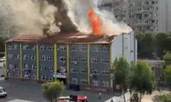 Okul çatısında korkutan yangın
