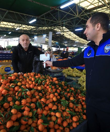 Pamukkale’de esnafa fiyat etiketleri dağıtıldı