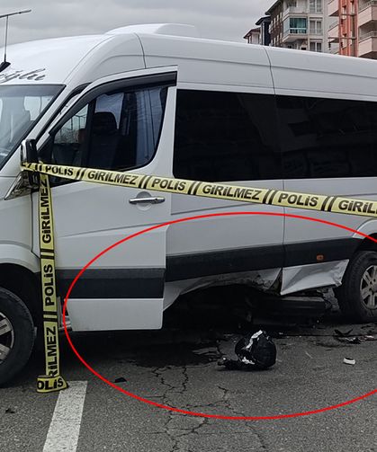 Afyonkarahisar'da kaza! Minibüsün altına giren motosikletin sürücüsü ağır yaralandı