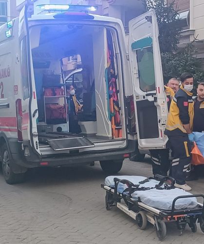 Kocasını evde ölü bulunca baygınlık geçirdi