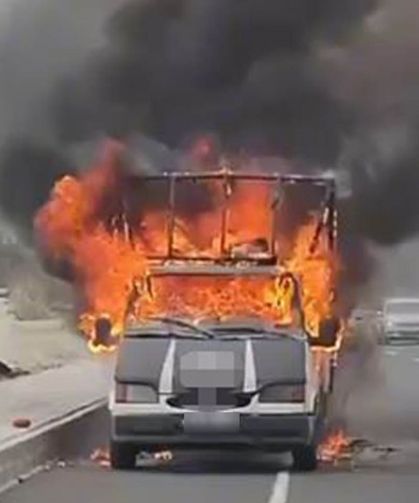 Denizli'de seyir halindeki araç alevlere teslim oldu