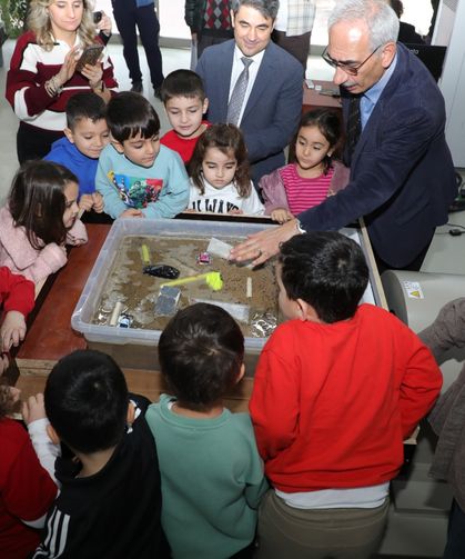 PAÜ’de anlamlı etkinlik: Minik bilim insanlarından yer bilimine yolculuk