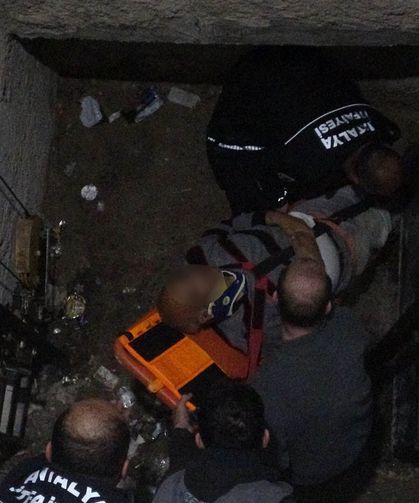 Arızalanan asansörü kontrol etmek isterken...