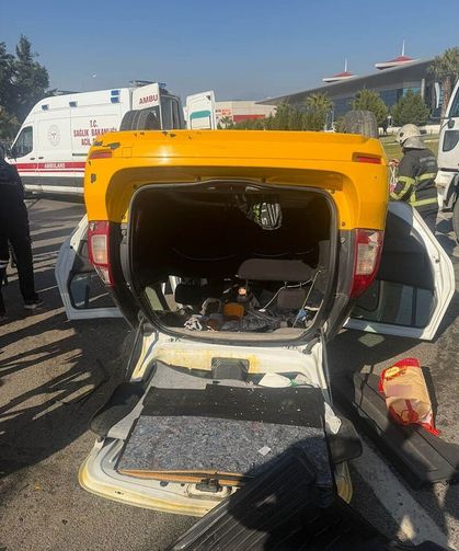 Taksi bariyerlere çarpıp takla attı