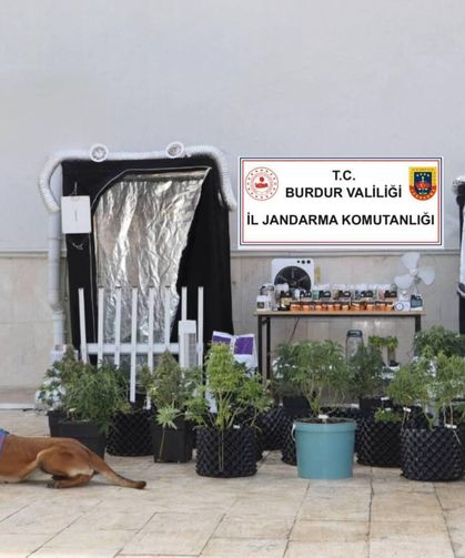 Evini uyuşturucu imalathanesine çevirdi