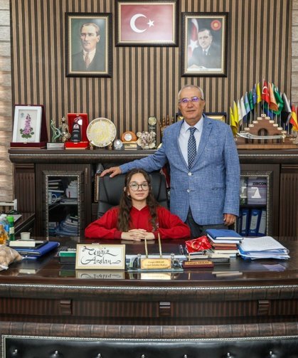 Başkan Arslan koltuğunu Erva'ya bıraktı