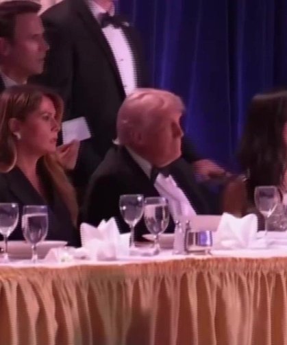 Donald Trump, katıldığı programda silah seslerinin duyulması üzerine salondan tahliye edildi