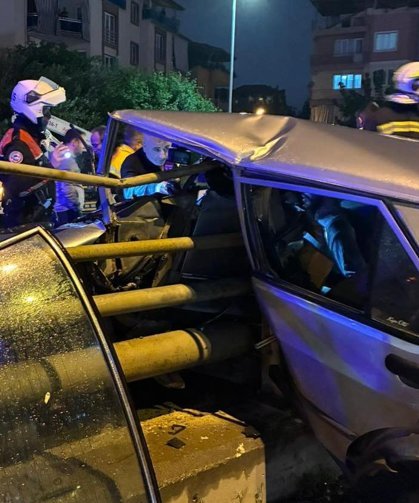 Denizli'de feci kaza! Bariyerlere ok gibi saplandı