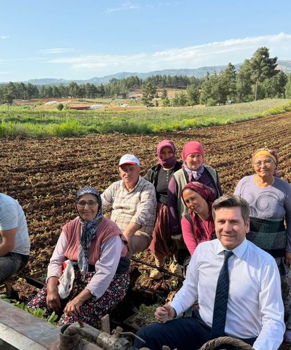 Pütün ve Tatık birlikte tütün dikti