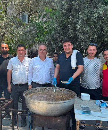 Başkan Orpak mahalle sakinlerinin aşure sofrasına katıldı