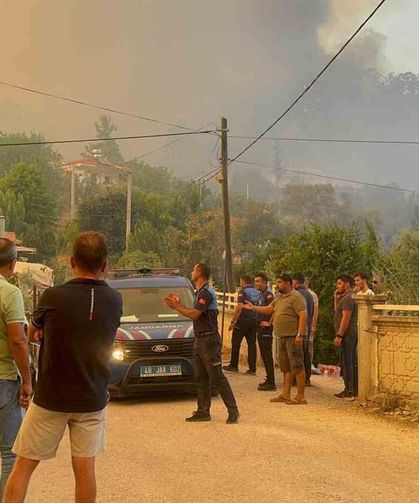 Fethiye’deki yangın 4 saattir sürüyor