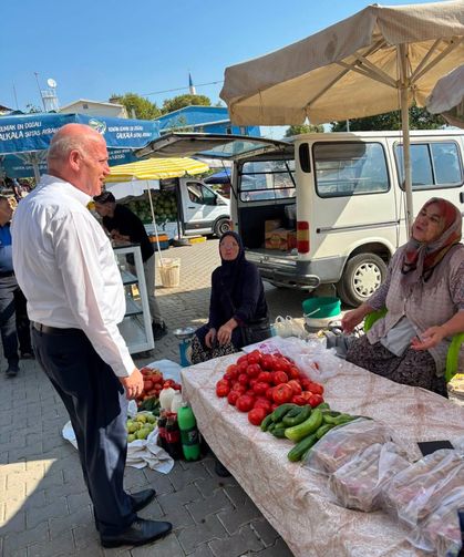 Başkan Kumral Salı pazarında esnafla buluştu