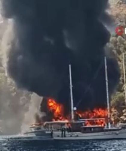 Gezi teknesi alev aldı: 115 kişi denize atladı