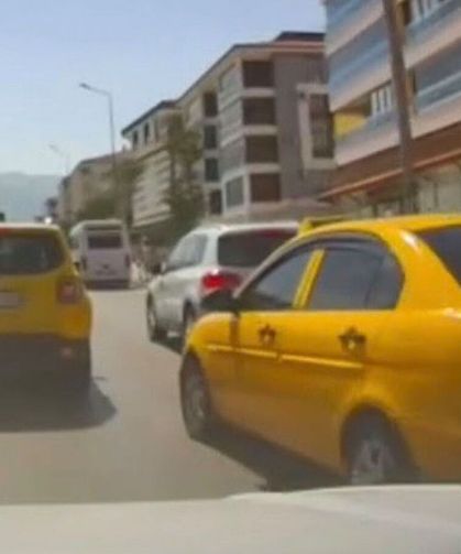 Ani şerit değiştiren araç kazaya neden oluyordu