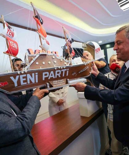 Özgür Özel, YENİ Parti Genel Merkezi’nde fidan dikti