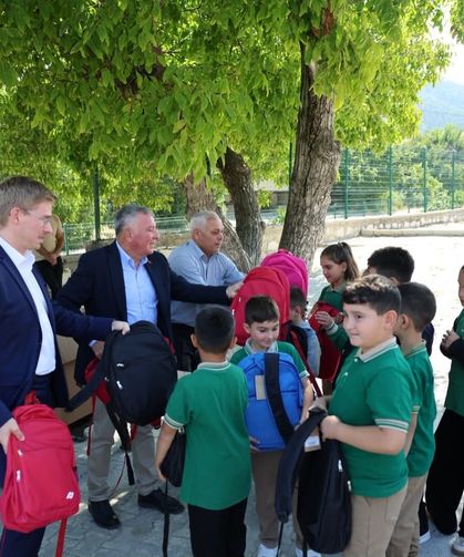 Honaz’da İlkokul Öğrencilerine Okul Çantası Desteği