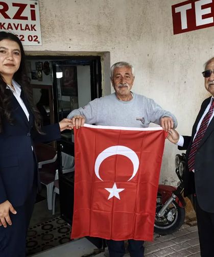 Baklan’da esnafa Türk bayrağı dağıtıldı
