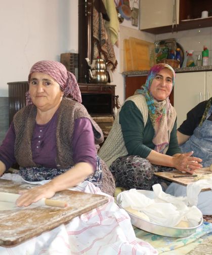 Çivril’de yufkalar açılıyor, imece geleneği yaşıyor